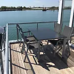 Schwimmendes Antares One By Seeblick Ferien Oro, Rundum Wasser, Sauna *