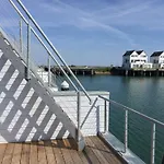 Schwimmendes Antares One By Seeblick Ferien Oro, Rundum Wasser, Sauna