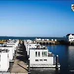 Дом отдыха Schwimmendes Antares One By Seeblick Ferien Oro, Rundum Wasser, Sauna