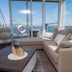 Дом отдыха Schwimmendes Antares One By Seeblick Ferien Oro, Rundum Wasser, Sauna