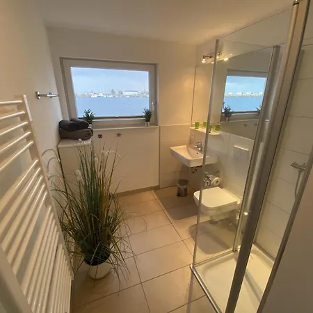 Schwimmendes Antares One By Seeblick Ferien Oro, Rundum Wasser, Sauna Nyaraló *