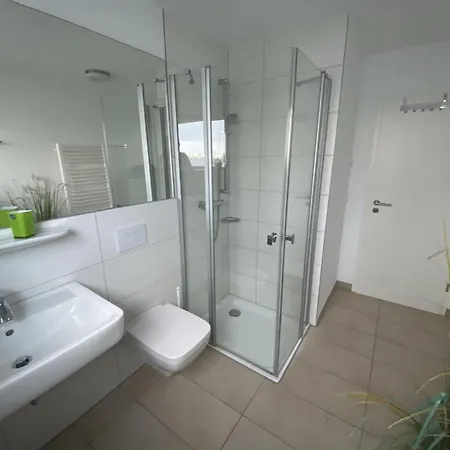 Schwimmendes Antares One By Seeblick Ferien Oro, Rundum Wasser, Sauna Nyaraló Olpenitz