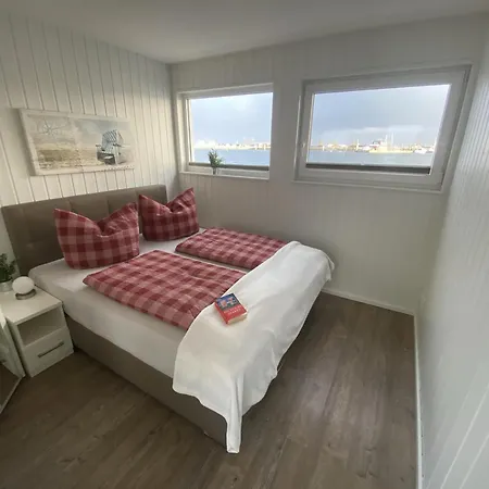 Schwimmendes Antares One By Seeblick Ferien Oro, Rundum Wasser, Sauna Olpenitz