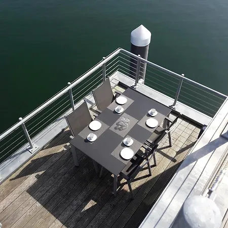 Schwimmendes Antares One By Seeblick Ferien Oro, Rundum Wasser, Sauna Nyaraló