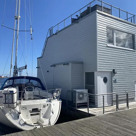 Schwimmendes Antares One By Seeblick Ferien Oro, Rundum Wasser, Sauna Nyaraló Olpenitz