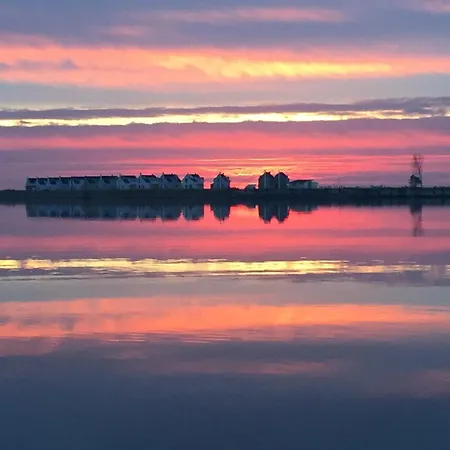 Schwimmendes Antares One By Seeblick Ferien Oro, Rundum Wasser, Sauna אולפניץ